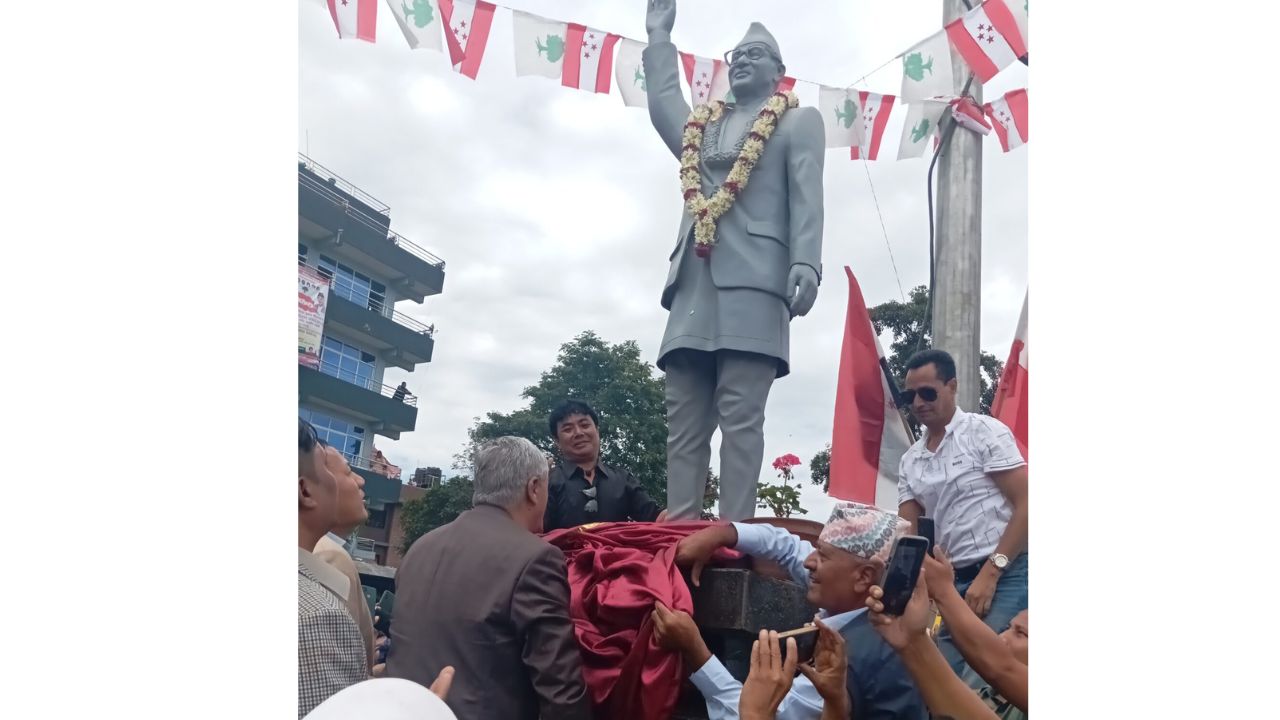 धुलिखेलमा विपी कोइरालाको पूर्ण कदको प्रतिमा अनावरण