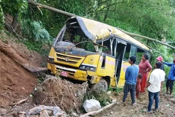 काँक्रेमा बस दुर्घटना, चालक गम्भिर घाइते