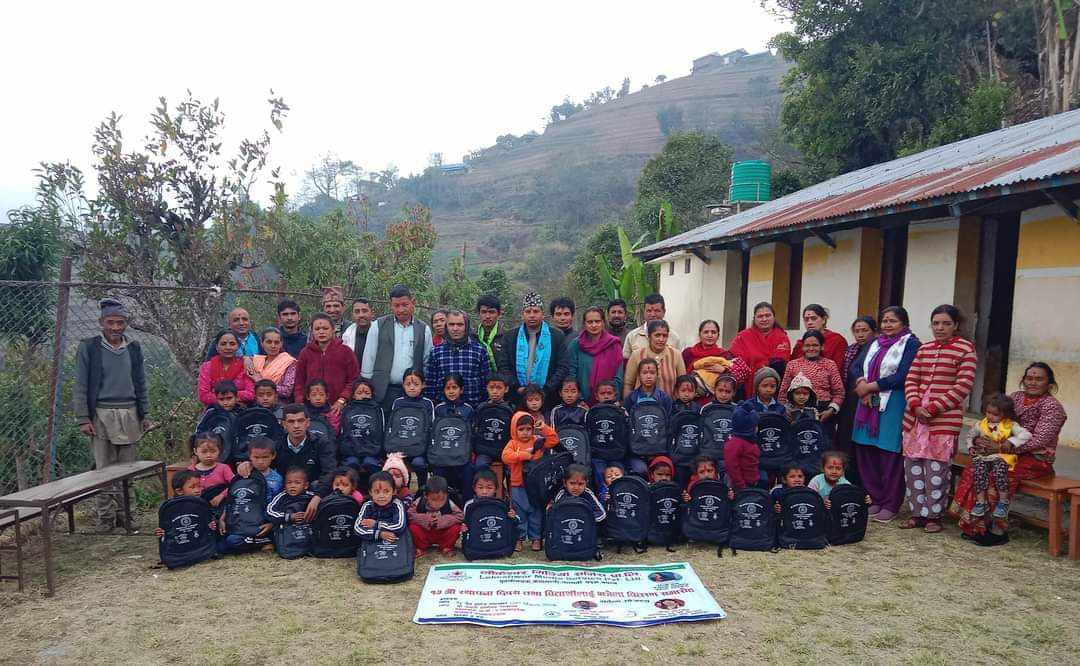 च्याम्राङवेशी थलागाउँका ३२ जना विद्यार्थीलाई झोला वितरण